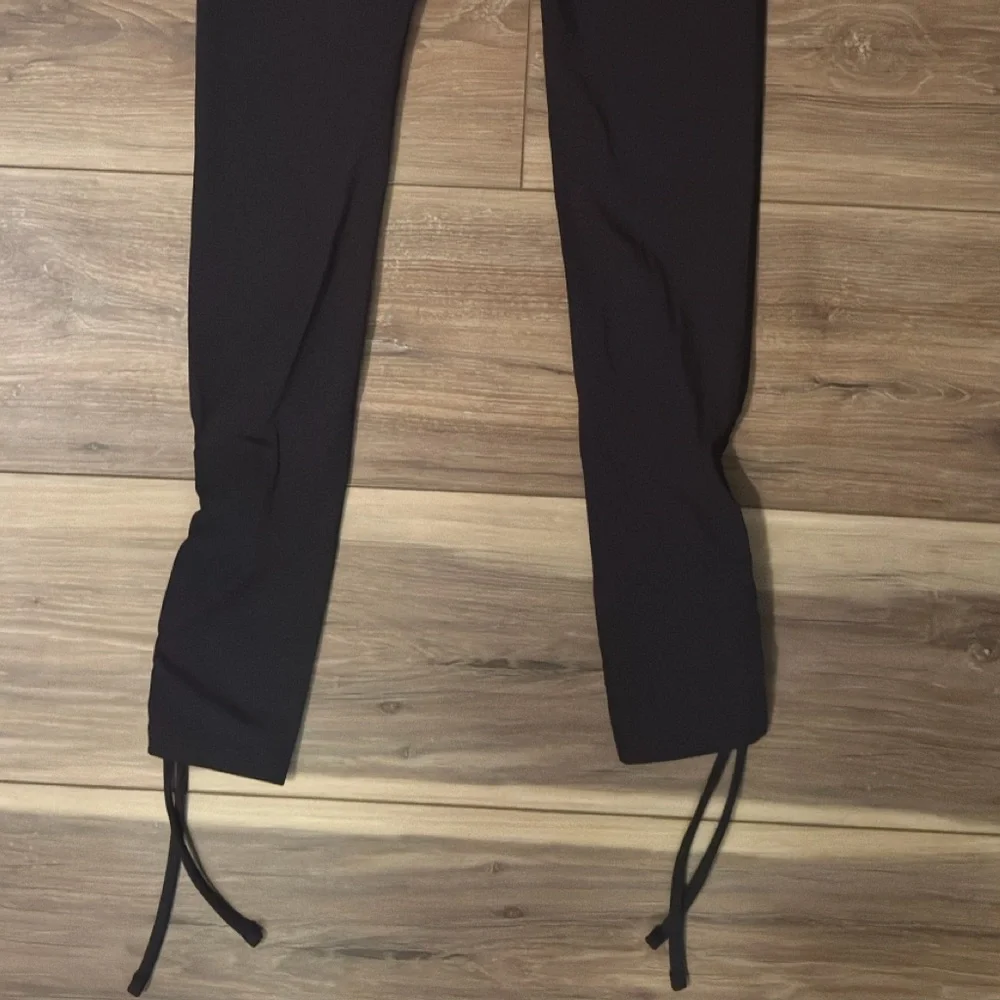 NWT GYM SHARK RIBBON ANKLE LEGGING S- BODY FIT BLACK - Picture 5 of 7